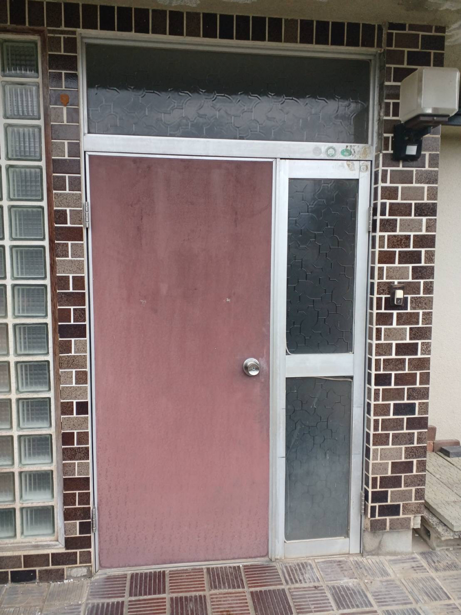 イソベトーヨー住器の山梨県山梨市下神内川　｜　玄関ドアリフォームの施工例　｜　イソベトーヨー住器　｜　甲斐市の施工前の写真1