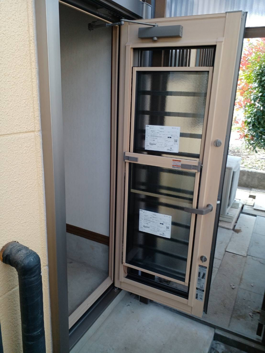 イソベトーヨー住器の山梨県韮崎市藤井町　勝手口ドアリフォームの施工例　｜　イソベトーヨー住器　｜　甲斐市の施工後の写真2