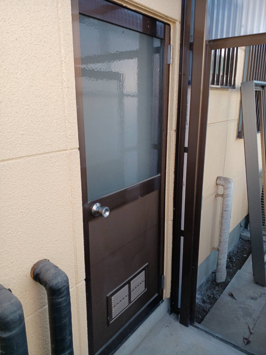 イソベトーヨー住器の山梨県韮崎市藤井町　勝手口ドアリフォームの施工例　｜　イソベトーヨー住器　｜　甲斐市の施工前の写真1
