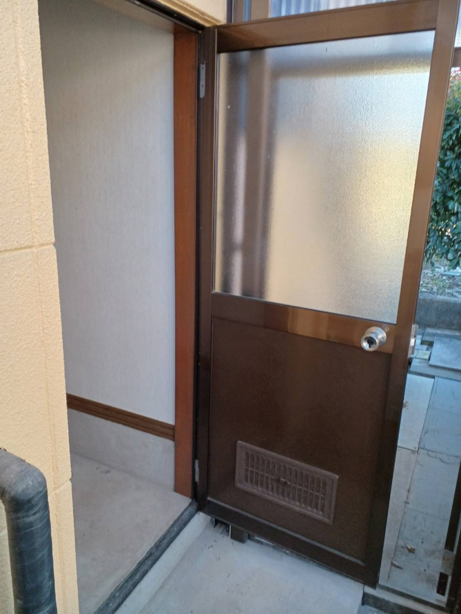 イソベトーヨー住器の山梨県韮崎市藤井町　勝手口ドアリフォームの施工例　｜　イソベトーヨー住器　｜　甲斐市の施工前の写真2