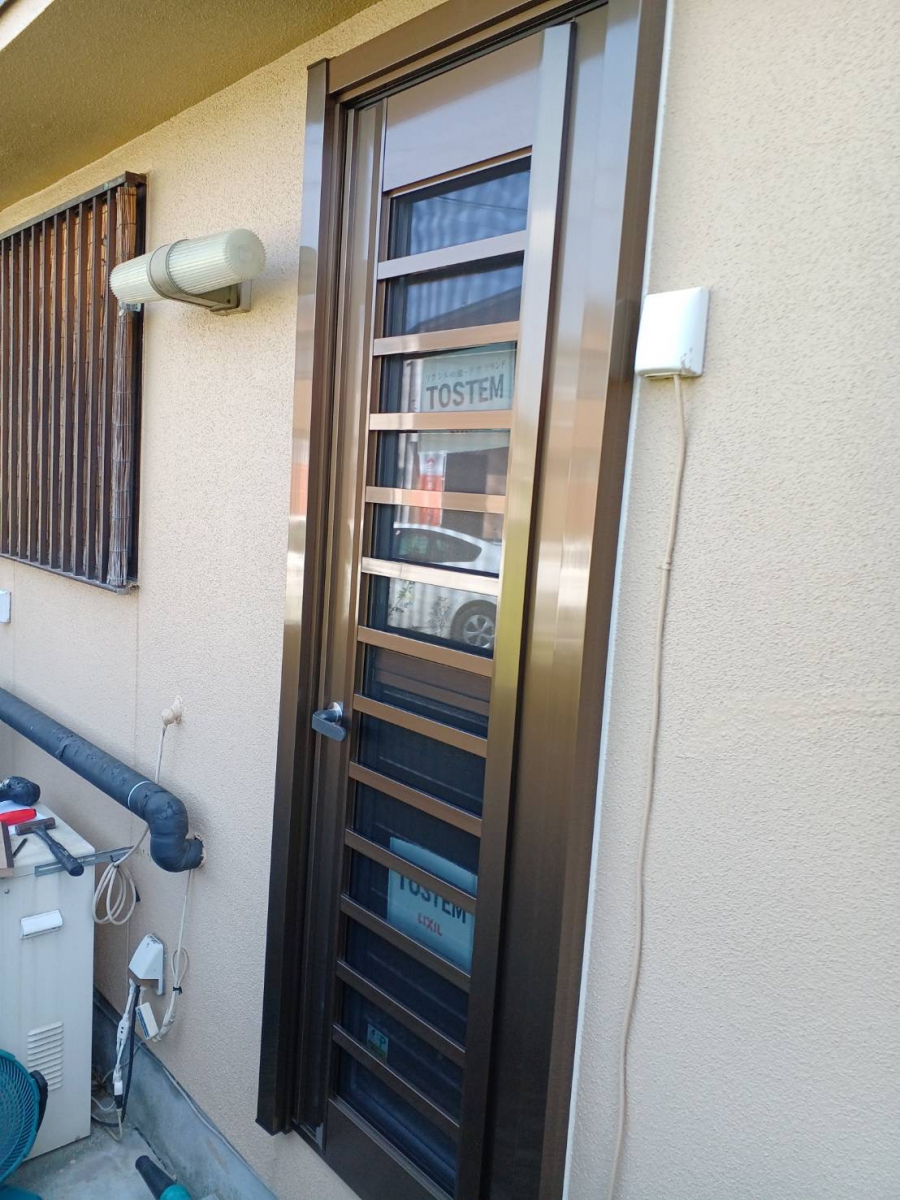 イソベトーヨー住器の山梨県　｜　甲斐市万才　｜　勝手口ドア施工例　｜　イソベトーヨー住器　｜　防犯性向上リフォームの施工後の写真1