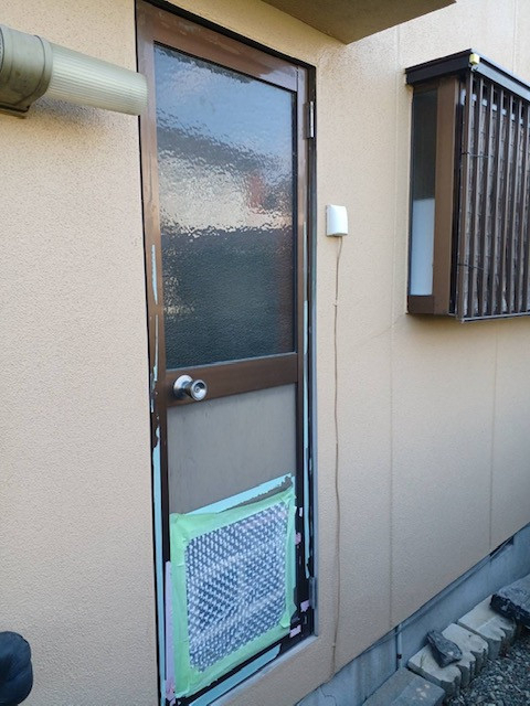 イソベトーヨー住器の山梨県　｜　甲斐市万才　｜　勝手口ドア施工例　｜　イソベトーヨー住器　｜　防犯性向上リフォームの施工前の写真1