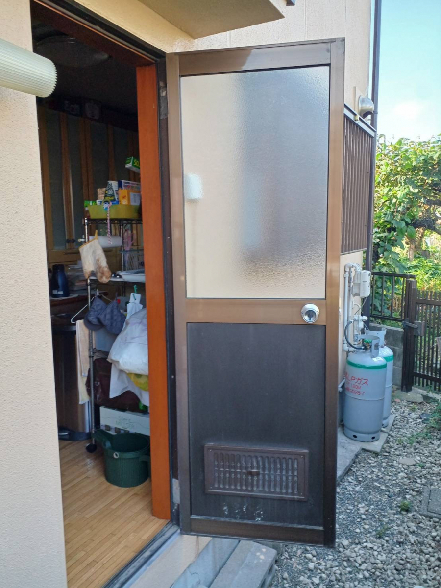 イソベトーヨー住器の山梨県　｜　甲斐市万才　｜　勝手口ドア施工例　｜　イソベトーヨー住器　｜　防犯性向上リフォームの施工前の写真2