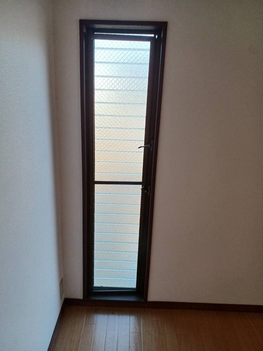 イソベトーヨー住器の山梨県　｜　笛吹市一宮町　｜　窓リフォーム　｜　イソベトーヨー住器　｜　甲斐市　｜　窓の種類変更可能の施工前の写真2
