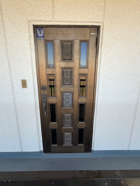 イソベトーヨー住器の山梨県　｜　甲府市下曽根町　｜　玄関ドアリフォーム　｜　イソベトーヨー住器　｜　甲斐市　｜1日で完成の施工前の写真1