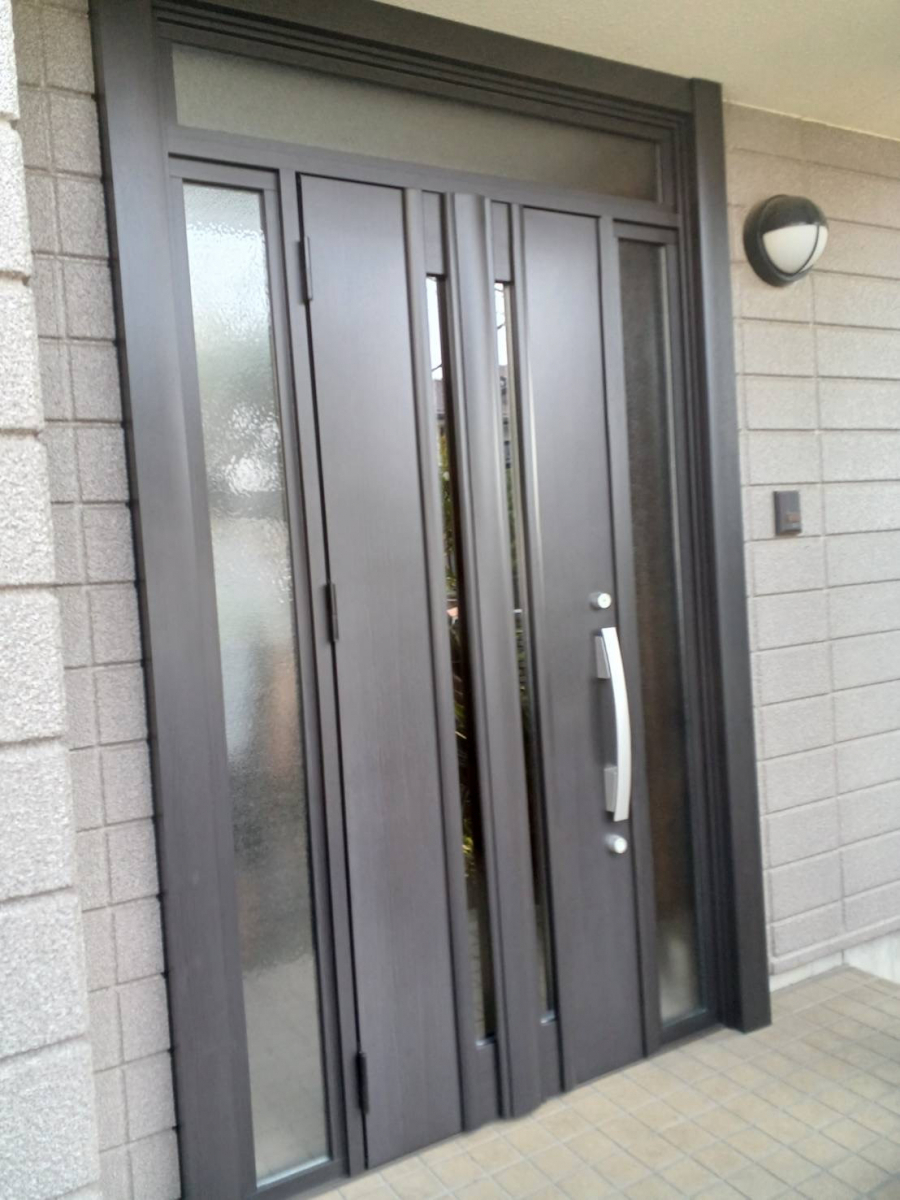 イソベトーヨー住器の山梨県　｜　中央市東花輪　｜　玄関ドアリフォーム　｜　断熱仕様玄関　｜　イソベトーヨー住器　｜甲斐市の施工後の写真1
