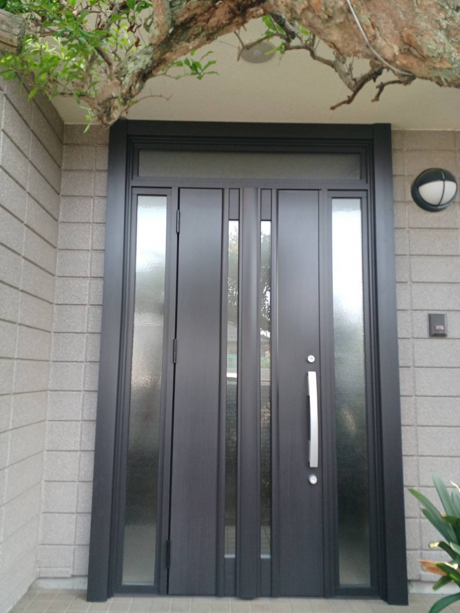 イソベトーヨー住器の山梨県　｜　中央市東花輪　｜　玄関ドアリフォーム　｜　断熱仕様玄関　｜　イソベトーヨー住器　｜甲斐市の施工後の写真2