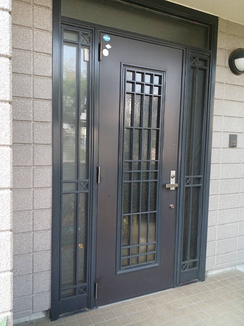 イソベトーヨー住器の山梨県　｜　中央市東花輪　｜　玄関ドアリフォーム　｜　断熱仕様玄関　｜　イソベトーヨー住器　｜甲斐市の施工前の写真1