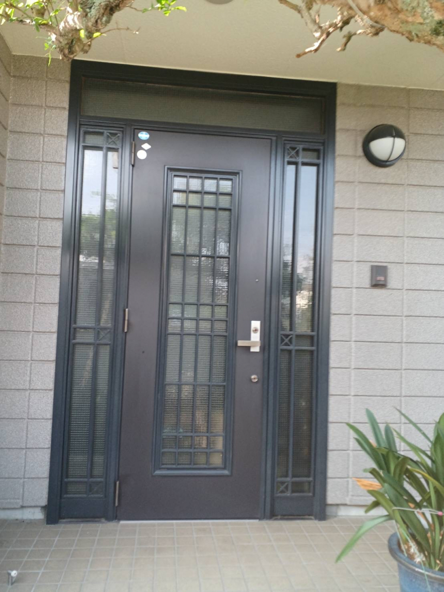 イソベトーヨー住器の山梨県　｜　中央市東花輪　｜　玄関ドアリフォーム　｜　断熱仕様玄関　｜　イソベトーヨー住器　｜甲斐市の施工前の写真2