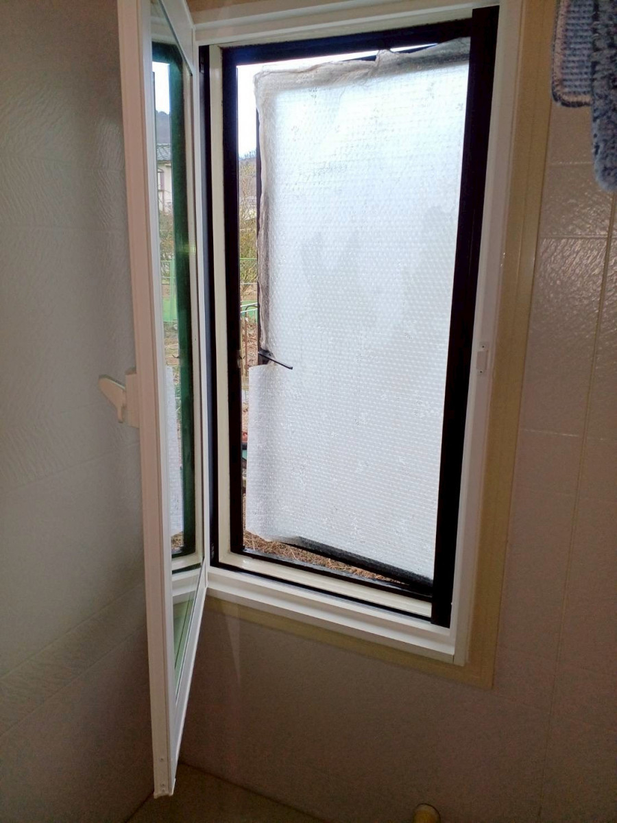 イソベトーヨー住器の山梨県甲府市山宮町　内窓インプラス施工例　｜　断熱効果　｜　甲斐市　｜　イソベトーヨー住器の施工後の写真1