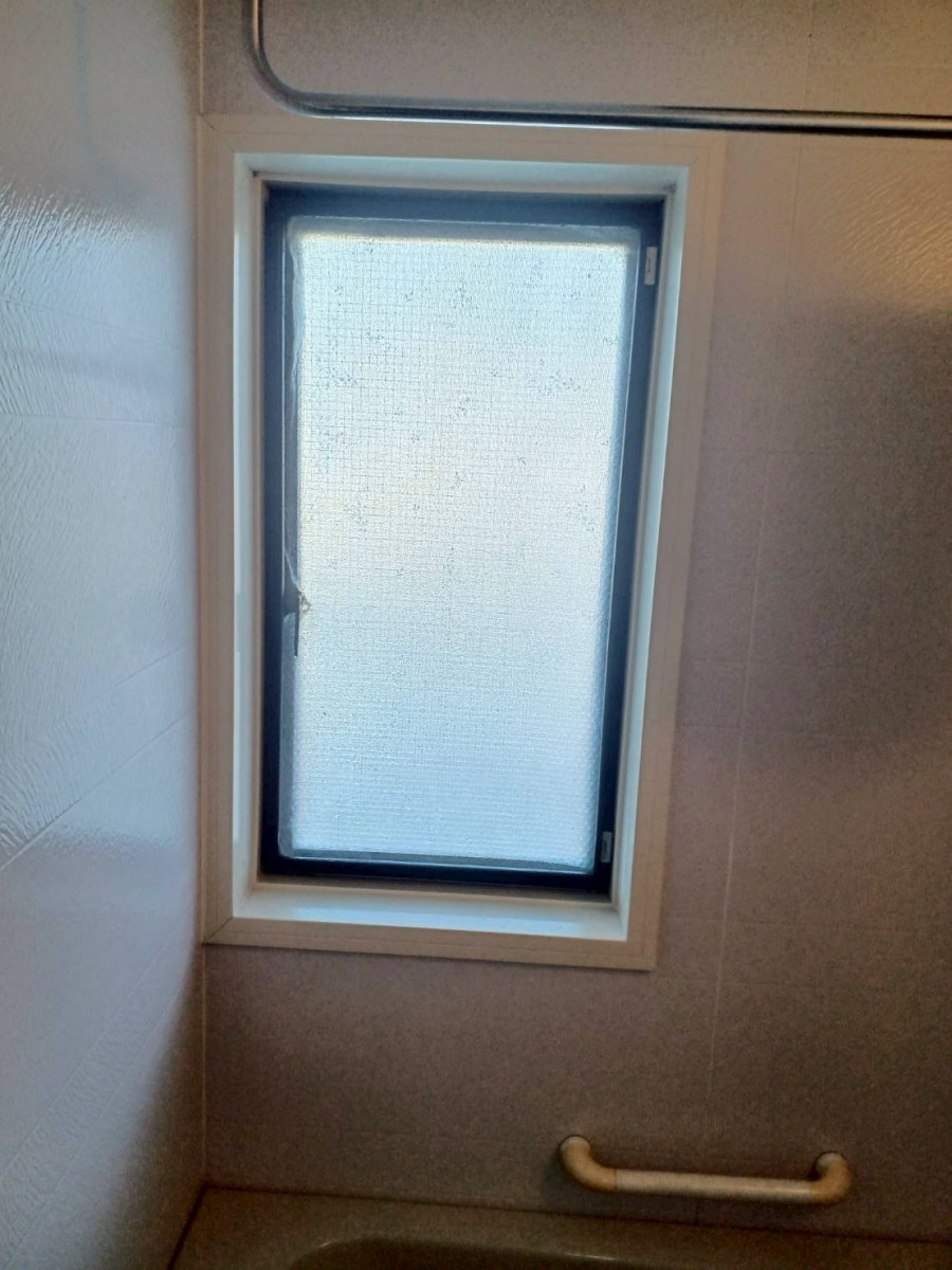 イソベトーヨー住器の山梨県甲府市山宮町　内窓インプラス施工例　｜　断熱効果　｜　甲斐市　｜　イソベトーヨー住器の施工前の写真1