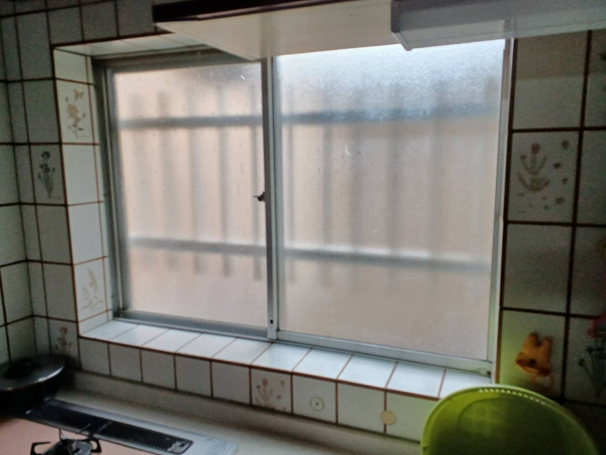 イソベトーヨー住器の山梨県甲府市飯田　取替窓リプラスの施工例　防犯性が向上しました｜　甲斐市　｜　イソベトーヨー住器の施工前の写真1