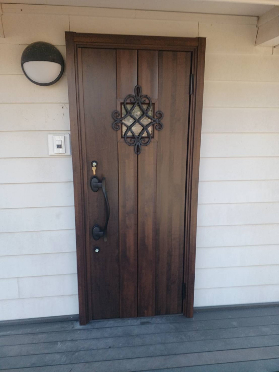イソベトーヨー住器の山梨県北杜市高根町清里　｜　断熱玄関ドアリフォームの施工例　｜　イソベトーヨー住器　｜　甲斐市の施工後の写真1