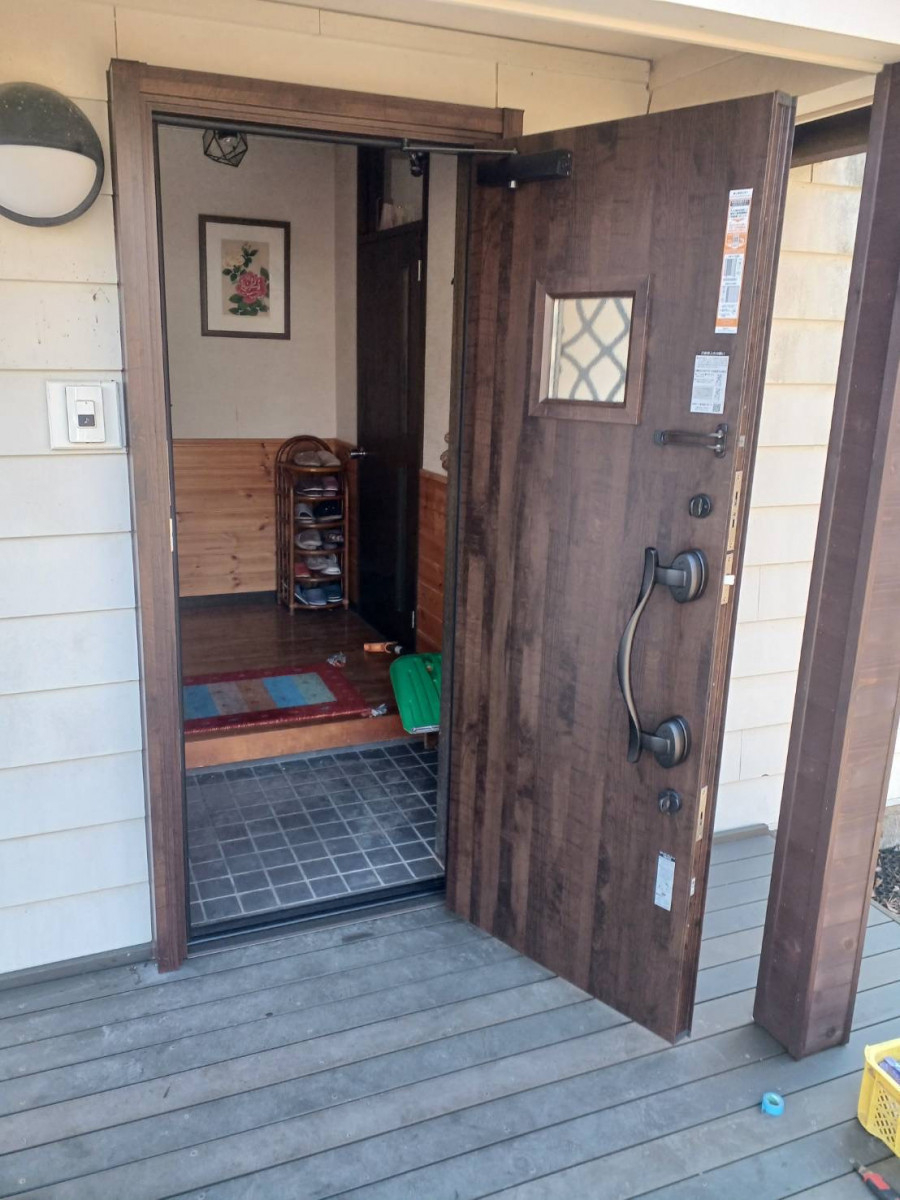 イソベトーヨー住器の山梨県北杜市高根町清里　｜　断熱玄関ドアリフォームの施工例　｜　イソベトーヨー住器　｜　甲斐市の施工後の写真2