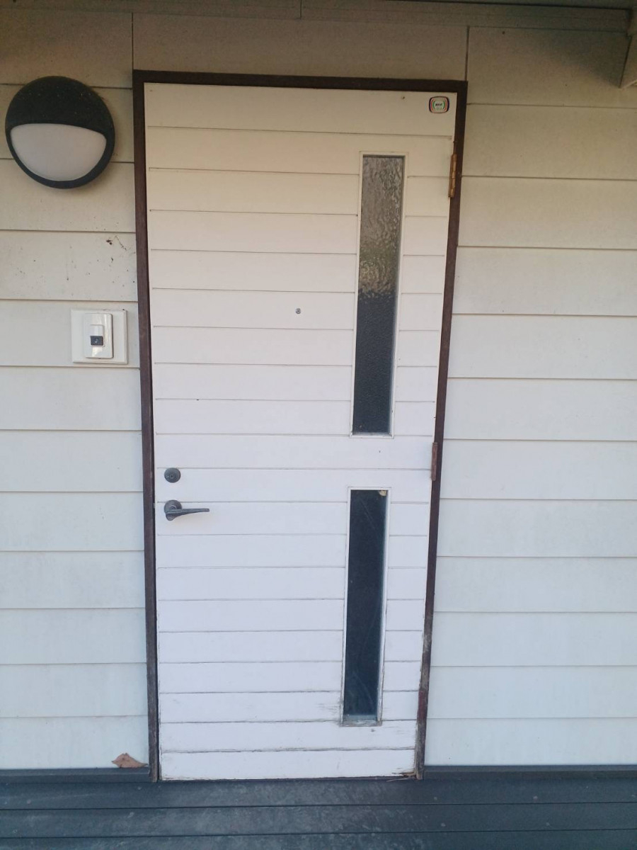 イソベトーヨー住器の山梨県北杜市高根町清里　｜　断熱玄関ドアリフォームの施工例　｜　イソベトーヨー住器　｜　甲斐市の施工前の写真1