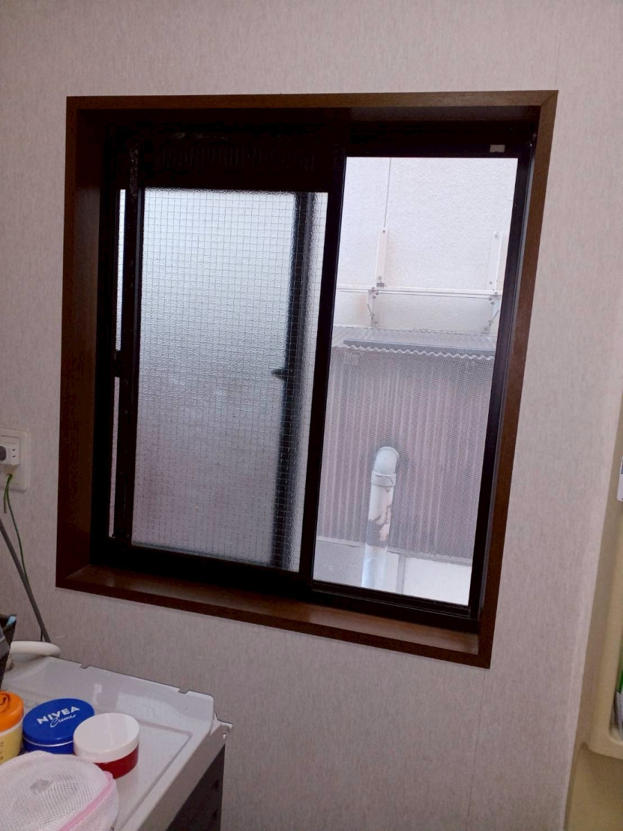 イソベトーヨー住器の山梨県甲府市山宮町　｜　内窓インプラスの施工例　｜　二重窓工事　｜　イソベトーヨー住器　｜　甲斐市の施工前の写真1