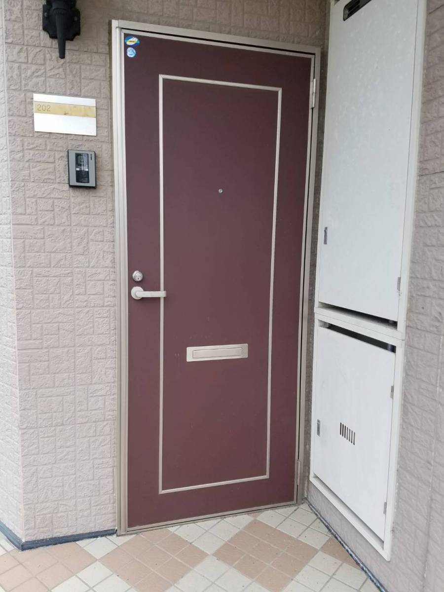 イソベトーヨー住器の山梨県南アルプス市　アパートドア入替　ドア本体のみ交換できますの施工前の写真1