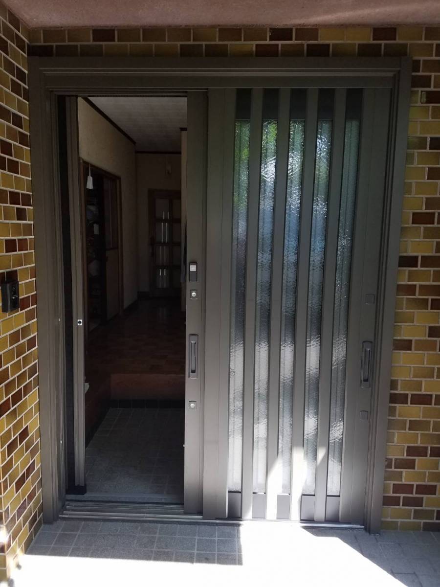 イソベトーヨー住器の山梨県笛吹市　玄関引戸リフォーム（リシェント）　たった1日で施工完了します‼の施工後の写真1