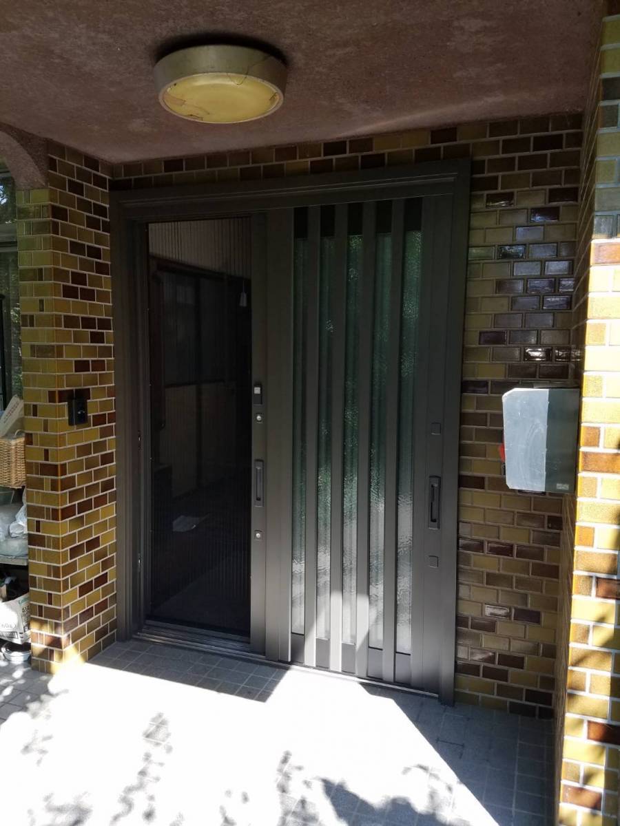 イソベトーヨー住器の山梨県笛吹市　玄関引戸リフォーム（リシェント）　たった1日で施工完了します‼の施工後の写真2