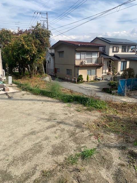 イソベトーヨー住器の山梨県山梨市　フェンス取付　お隣との境界線におすすめですの施工前の写真1