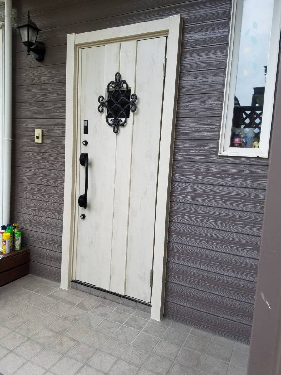 イソベトーヨー住器の山梨県韮崎市　玄関　リフォーム　新しい玄関で毎日をもっと心地よくの施工後の写真1