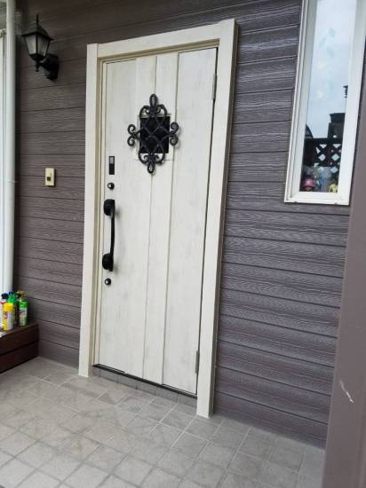 イソベトーヨー住器の山梨県韮崎市　玄関　リフォーム　新しい玄関で毎日をもっと心地よく施工事例写真1
