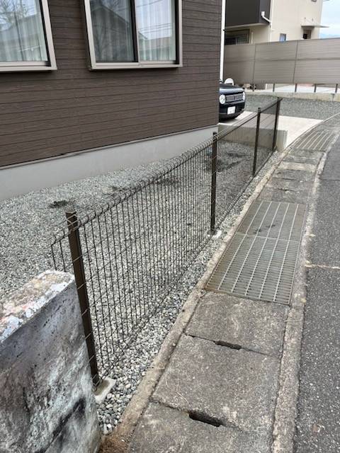 イソベトーヨー住器の山梨県甲斐市　フェンス取付の施工例　境界線におすすめですの施工後の写真1