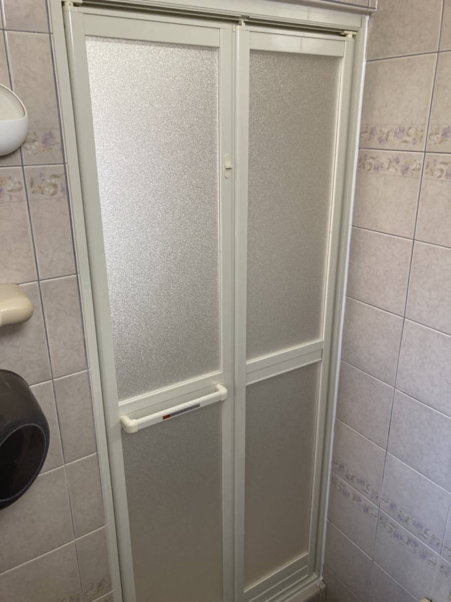 イソベトーヨー住器の山梨県甲府市　浴室ドア入替え　使いやすくストレスフリーな毎日を送りませんか？の施工後の写真1