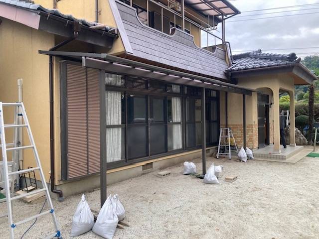 イソベトーヨー住器の山梨県北杜市　テラス取付の施工例　大きなテラスで使い勝手抜群です！の施工後の写真1