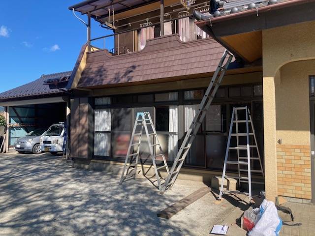 イソベトーヨー住器の山梨県北杜市　テラス取付の施工例　大きなテラスで使い勝手抜群です！の施工前の写真1