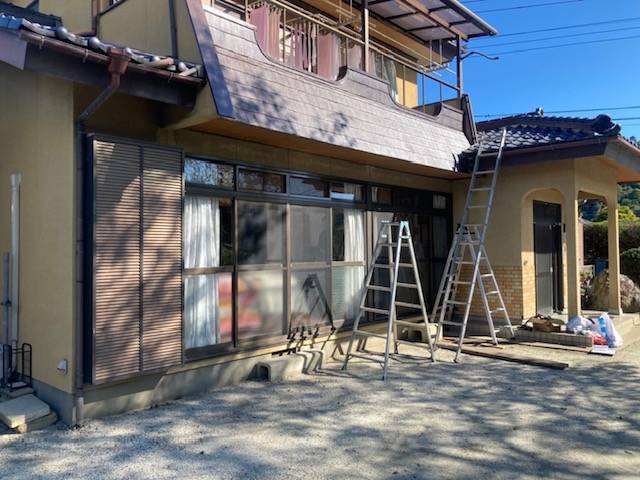 イソベトーヨー住器の山梨県北杜市　テラス取付の施工例　大きなテラスで使い勝手抜群です！の施工前の写真2