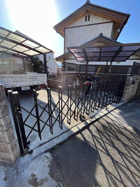 イソベトーヨー住器の山梨県甲府市　伸縮門扉の施工例　用途に合わせて幅広く対応しますの施工後の写真1