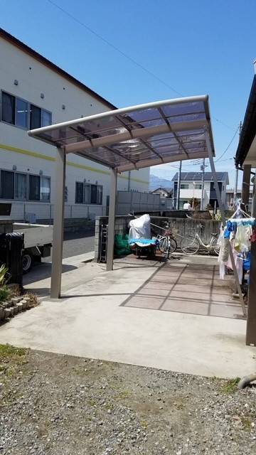 イソベトーヨー住器の山梨県甲斐市　カーポート（車庫）取付の施工例の施工後の写真1