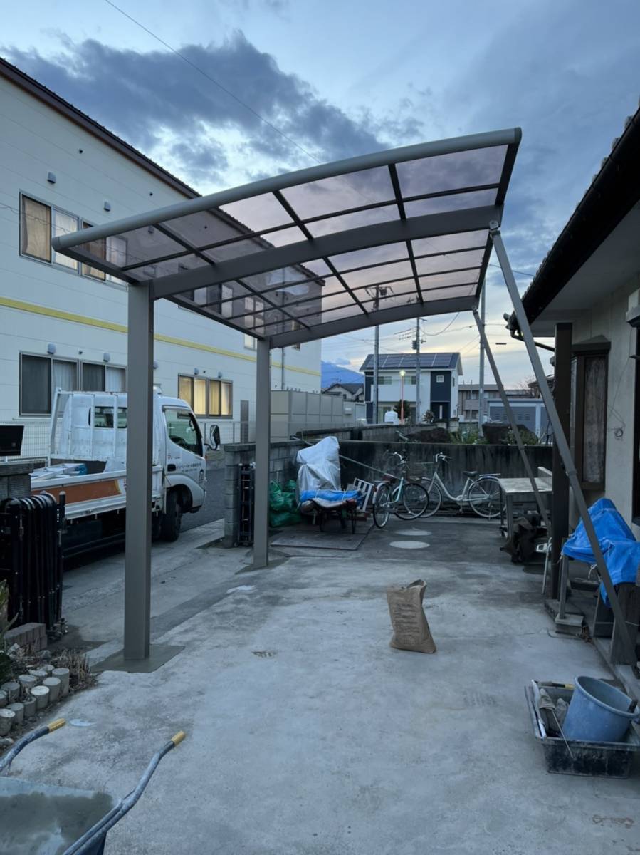 イソベトーヨー住器の山梨県甲斐市　カーポート（車庫）取付の施工例の施工後の写真2