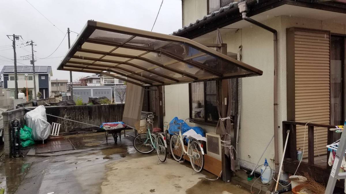 イソベトーヨー住器の山梨県甲斐市　カーポート（車庫）取付の施工例の施工前の写真1