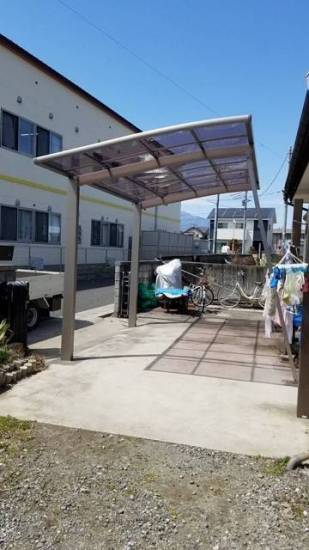 イソベトーヨー住器の山梨県甲斐市　カーポート（車庫）取付の施工例施工事例写真1