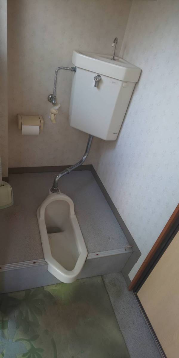 イソベトーヨー住器の山梨県甲府市　トイレリフォームの施工例　和式トイレから洋式トイレへのリフォームです！の施工前の写真1