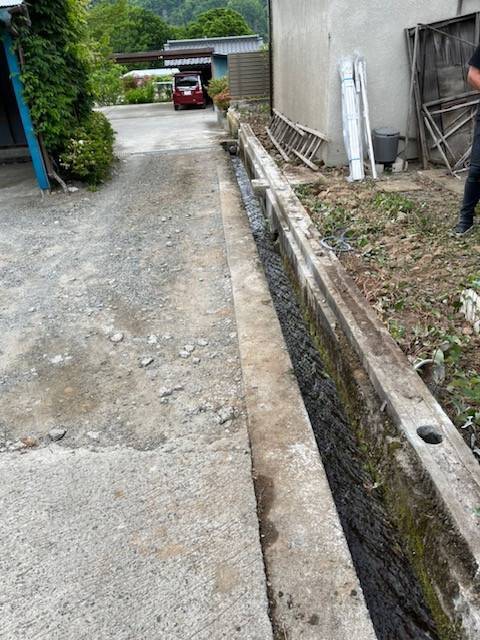 イソベトーヨー住器の山梨県韮崎市　フェンス取付の施工例の施工前の写真1