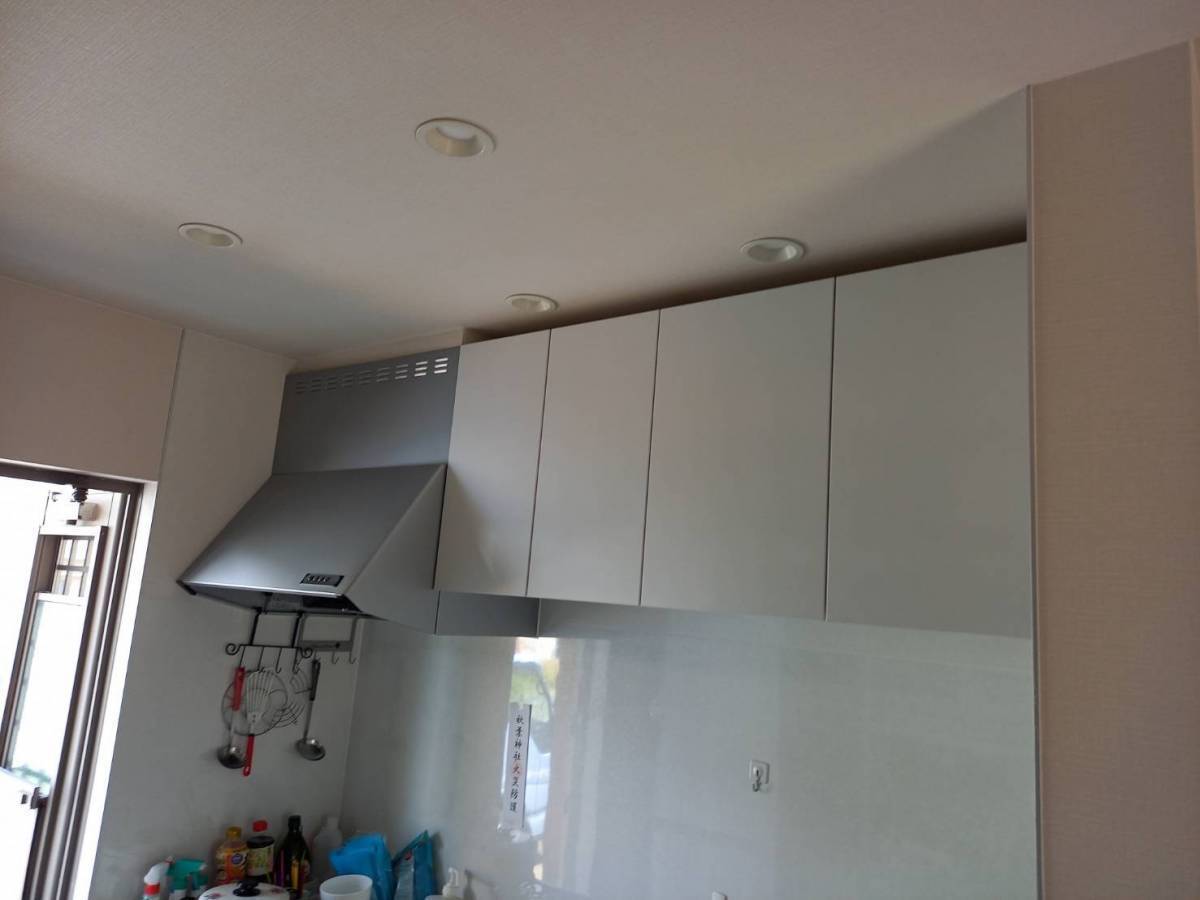 イソベトーヨー住器の山梨県山梨市　キッチン吊戸取付の施工例の施工後の写真1