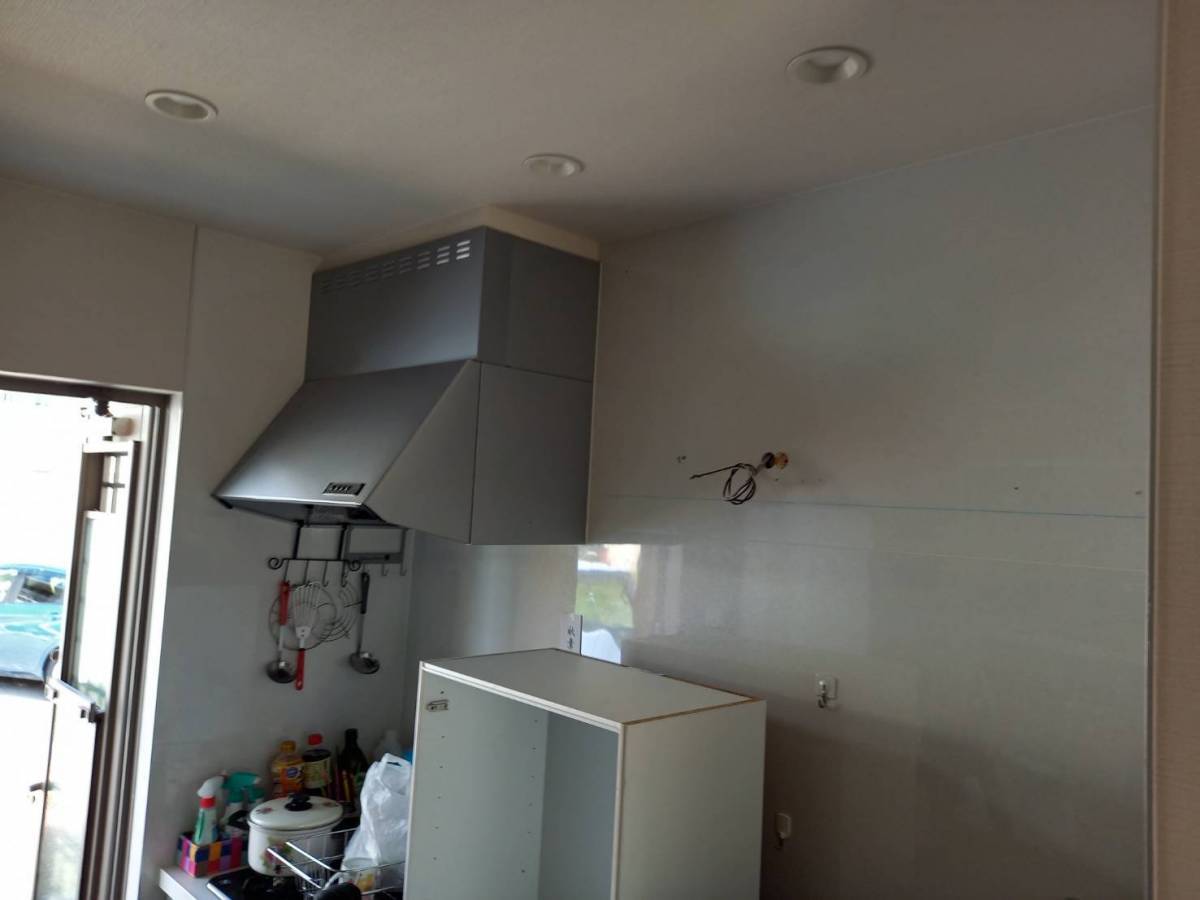 イソベトーヨー住器の山梨県山梨市　キッチン吊戸取付の施工例の施工前の写真1
