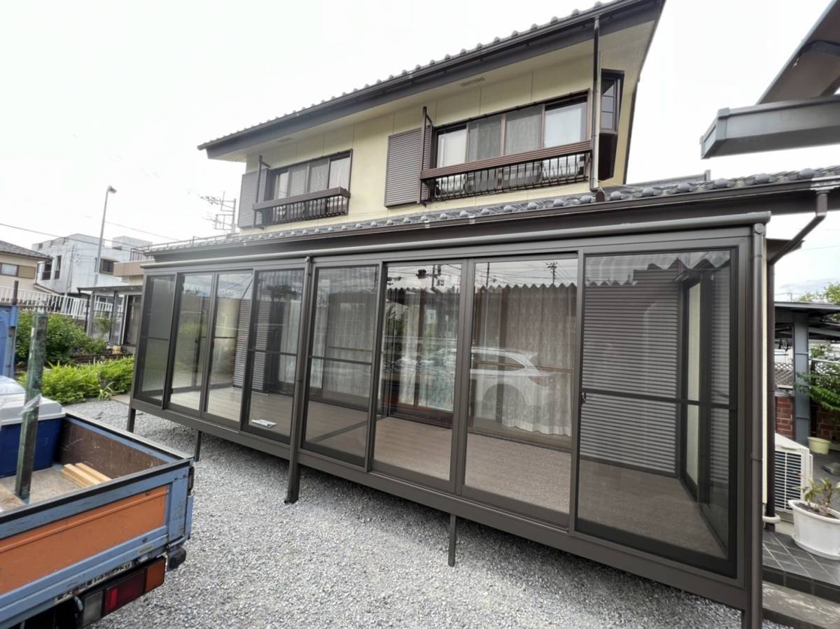 イソベトーヨー住器の山梨県甲府市　サンルーム取付の施工例　梅雨時の救世主です！の施工後の写真1