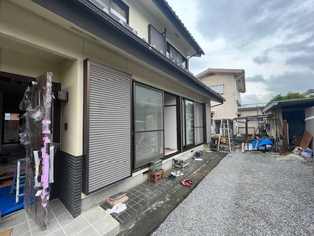 イソベトーヨー住器の山梨県甲府市　サンルーム取付の施工例　梅雨時の救世主です！の施工前の写真2