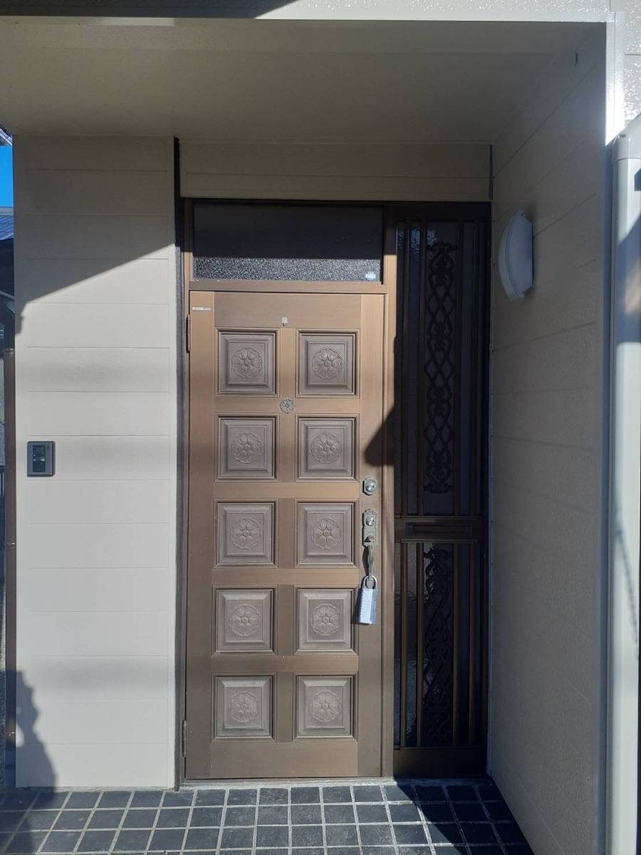 多治見トーヨーサッシ販売の玄関ドアリフォーム工事の施工前の写真1