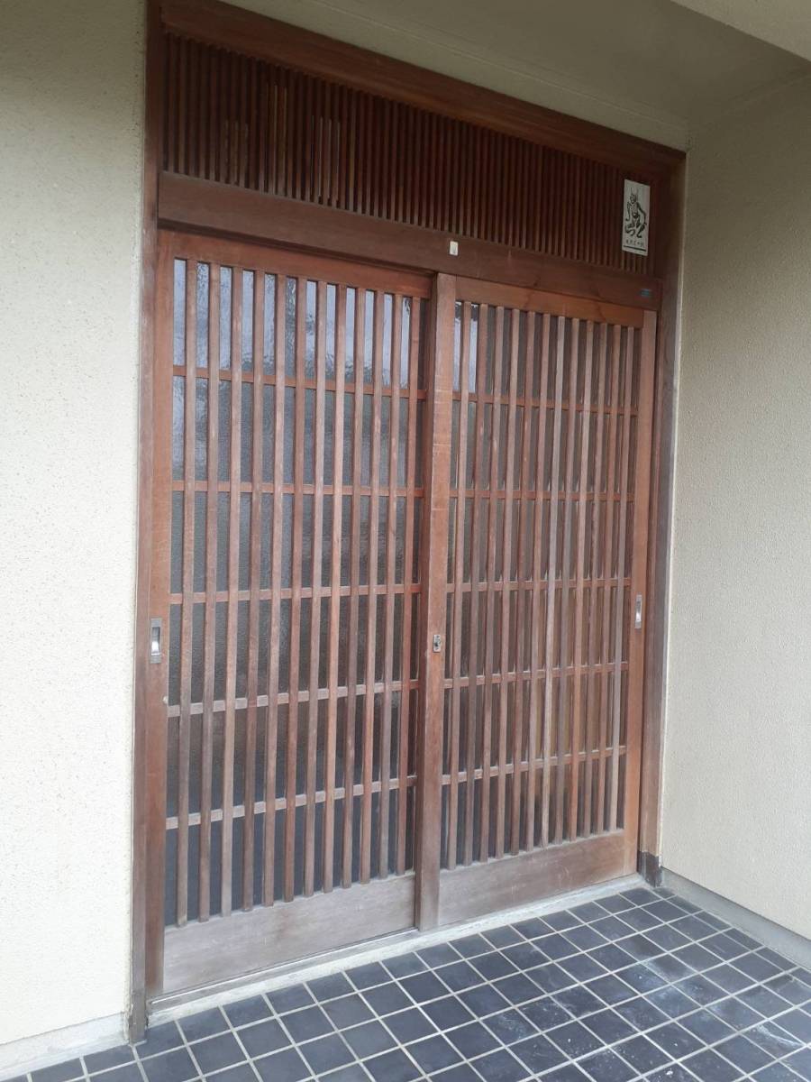 多治見トーヨーサッシ販売の色褪せた玄関引戸をおしゃれで便利にしたいの施工前の写真1