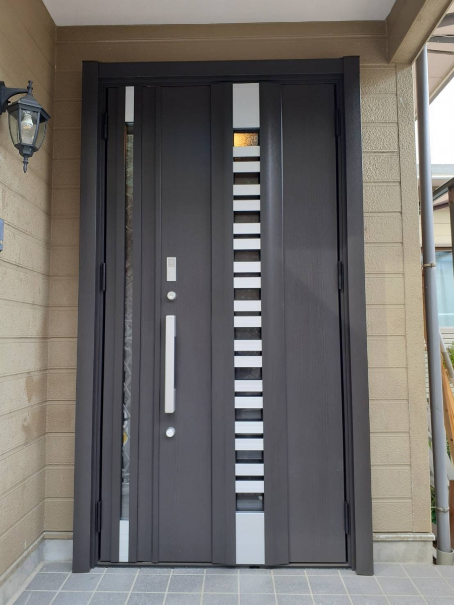 多治見トーヨーサッシ販売の古くなった玄関ドアを（便利なもの）に交換したいの施工後の写真1