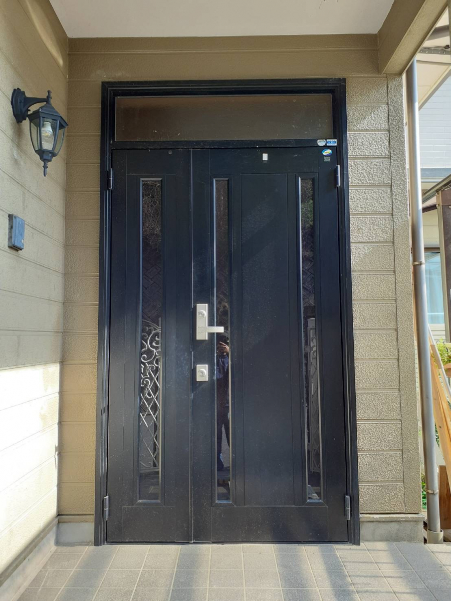 多治見トーヨーサッシ販売の古くなった玄関ドアを（便利なもの）に交換したいの施工前の写真1