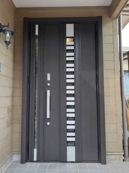 多治見トーヨーサッシ販売の古くなった玄関ドアを（便利なもの）に交換したい施工事例写真1