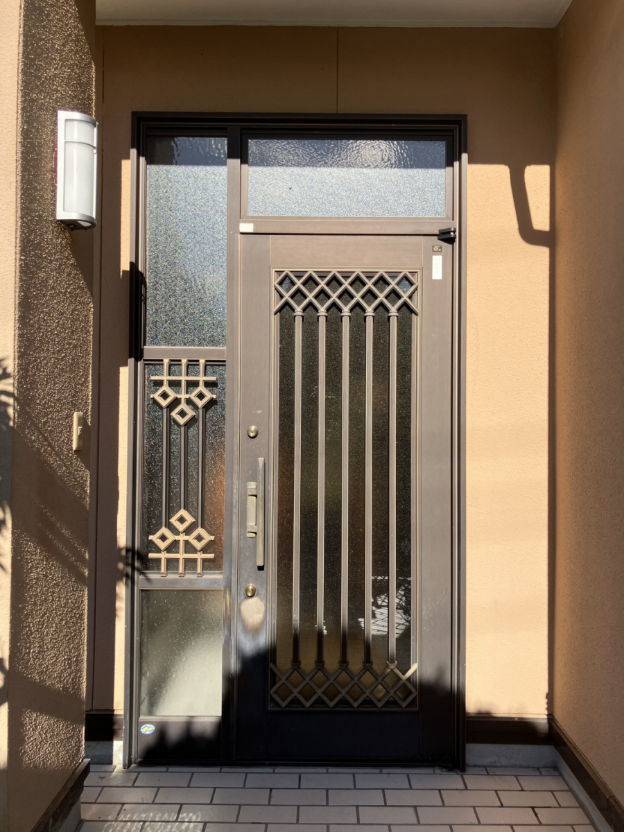 多治見トーヨーサッシ販売の玄関ドアを防犯性の良いものに交換したいの施工前の写真1