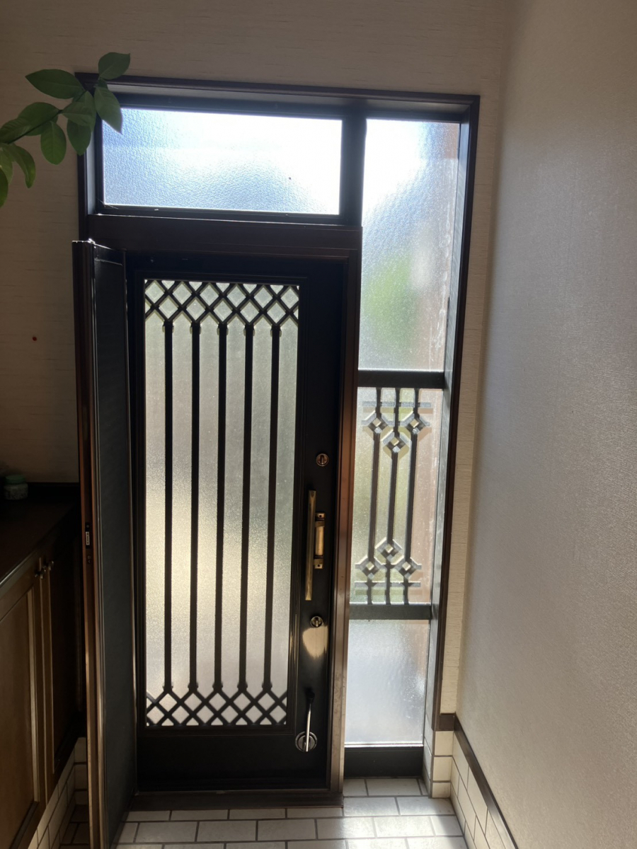 多治見トーヨーサッシ販売の玄関ドアを防犯性の良いものに交換したいの施工前の写真2