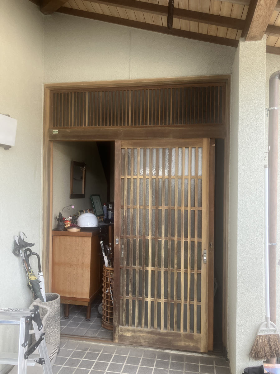 多治見トーヨーサッシ販売の古くなった玄関引戸を交換したいの施工前の写真1